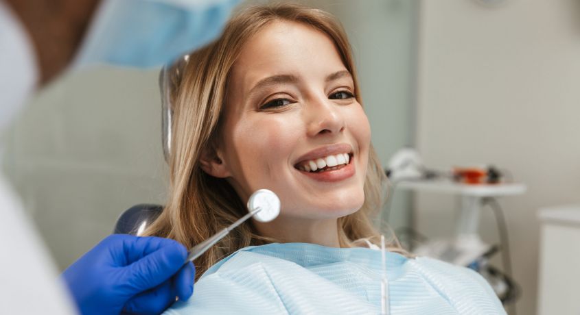 Лечение среднего кариеса со скидкой 50% в стоматологической клинике «Эталон»