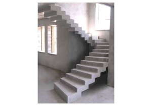 Монолитная лестница с поворотом 180°