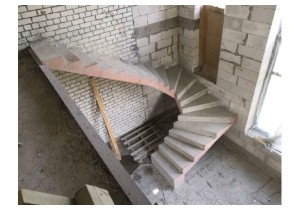 Монолитная лестница с забежными ступенями